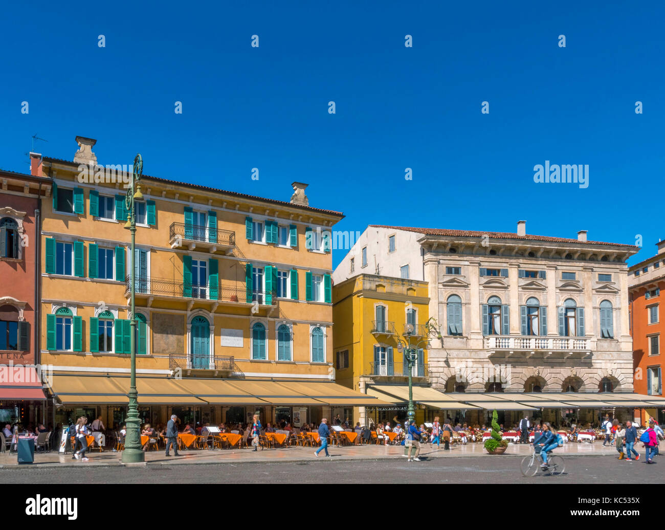 Restaurantes en la plaza piazza Bra, Verona, Venecia, Italia, Europa Foto de stock