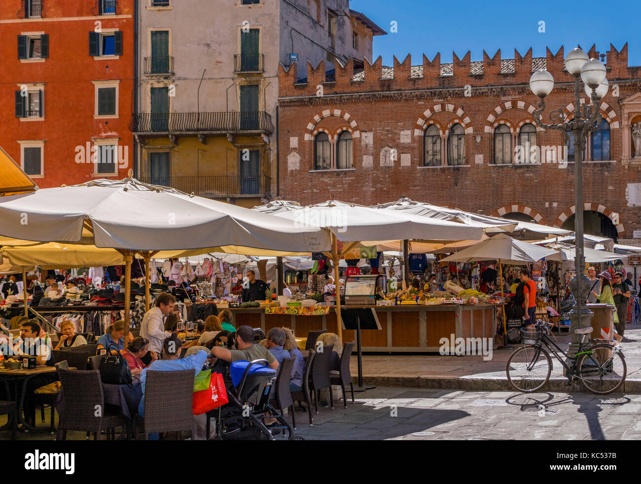 Restaurante en la plaza Piazza delle Erbe, Verona, Venecia, Italia, Europa Foto de stock