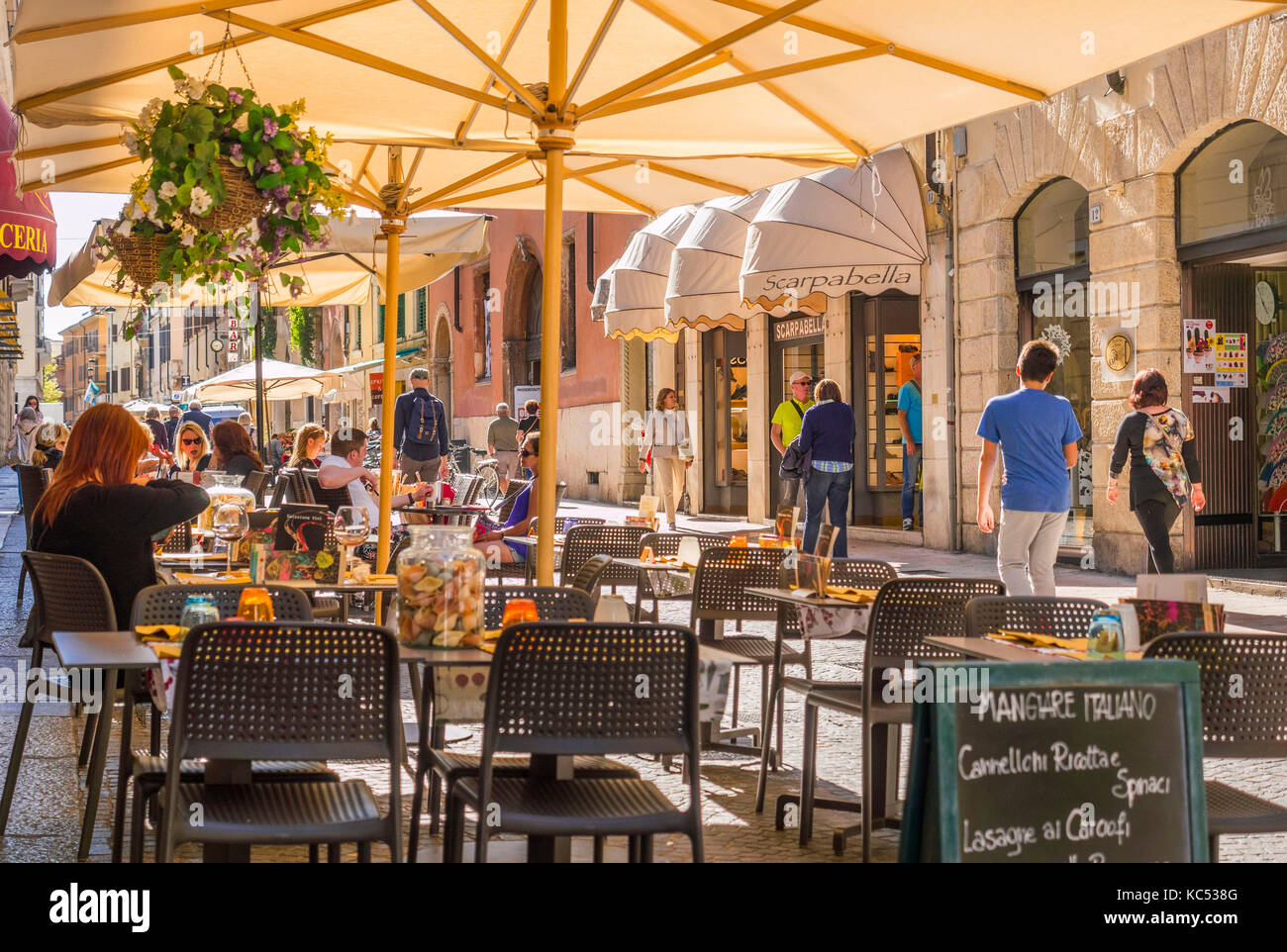 Restaurante en el casco antiguo de la ciudad de Verona, Véneto, Italia, Europa Foto de stock