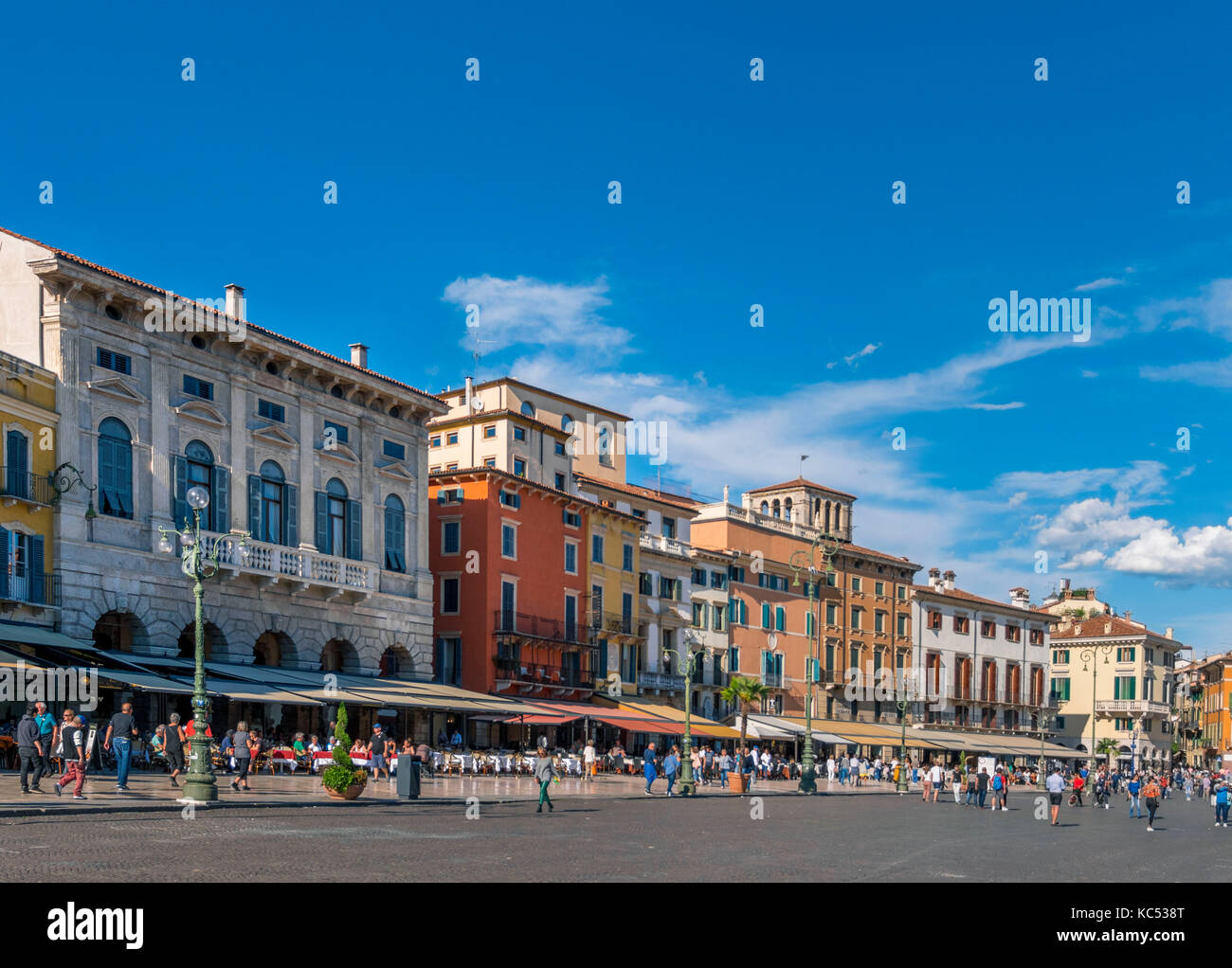 Restaurantes en la plaza piazza Bra, Verona, Venecia, Italia, Europa Foto de stock