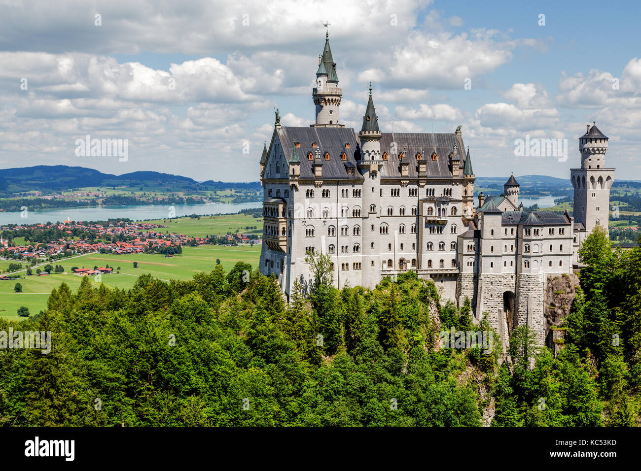 Castillo de Neuschwanstein, en la parte de atrás Forggensee, Schwangau, Allgäu este, Allgäu, Swabia, Alta Baviera, Baviera, Alemania Foto de stock