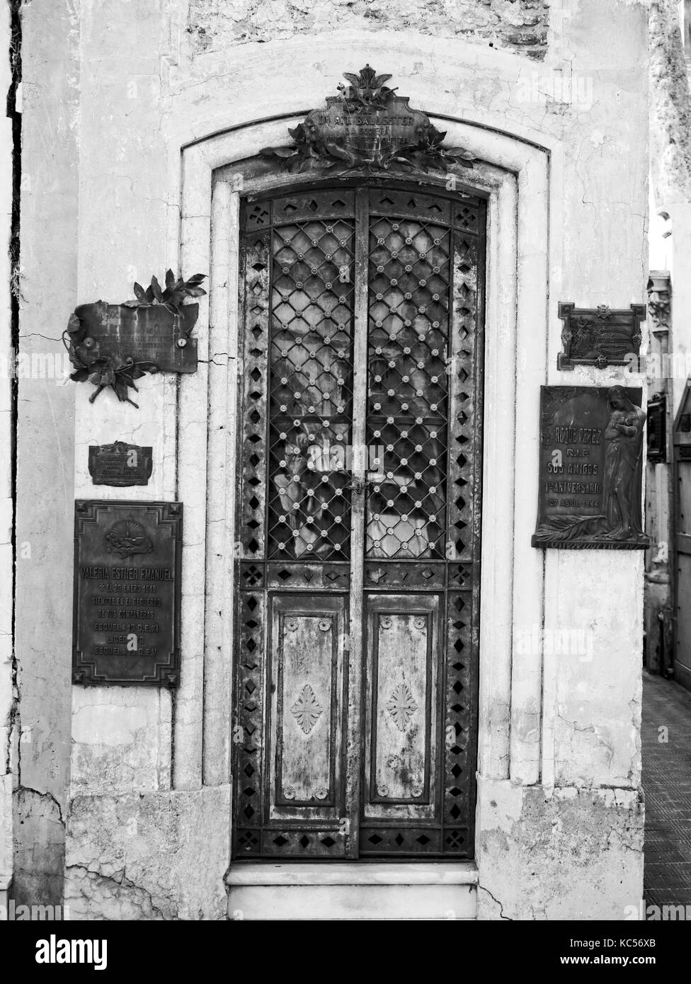 Adornada puerta tallada en el mausoleo en el cementerio de La Recoleta, Buenos Aires, Argentina Foto de stock