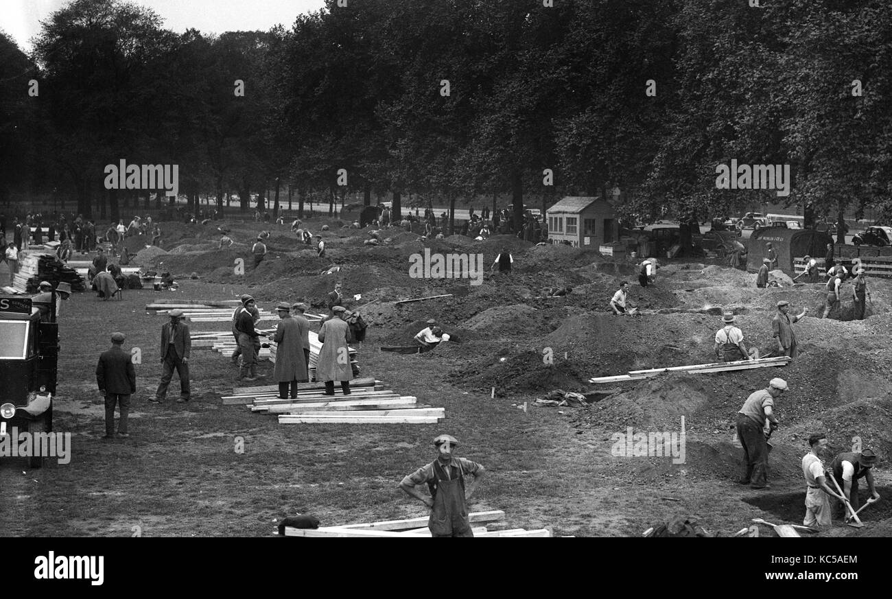 La excavación de trincheras para los refugios antiaéreos en Hyde Park, Londres, septiembre de 1938 Foto de stock