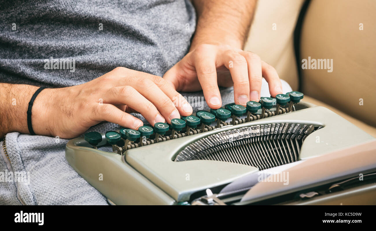 Hombre escribiendo en una máquina de escribir vintage. cerrar en las manos Foto de stock
