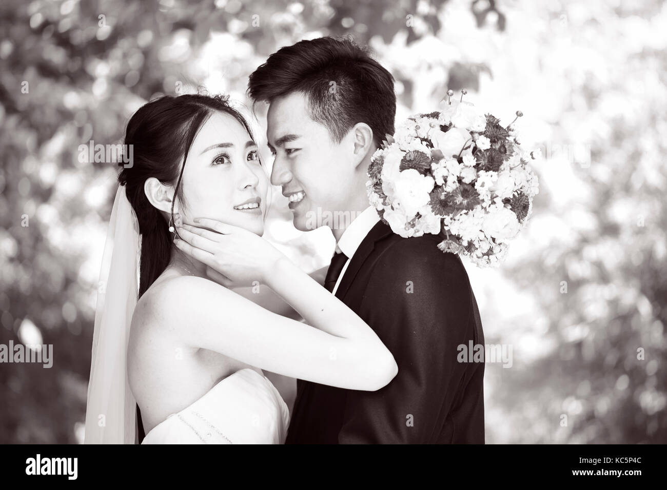 Close-up retrato de amorosa pareja de novios, en blanco y negro. Foto de stock