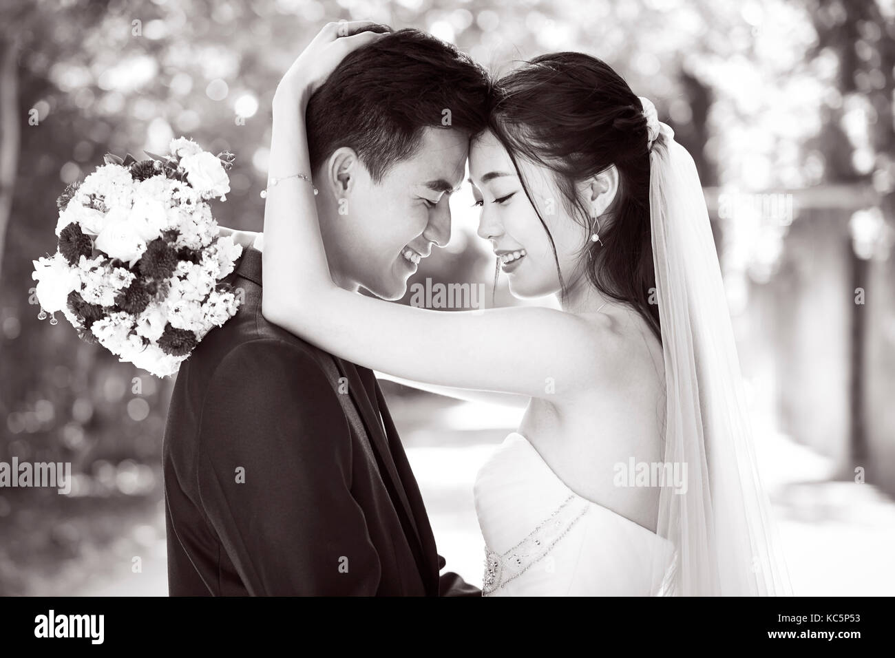 Close-up retrato de boda íntima en pareja, en blanco y negro. Foto de stock