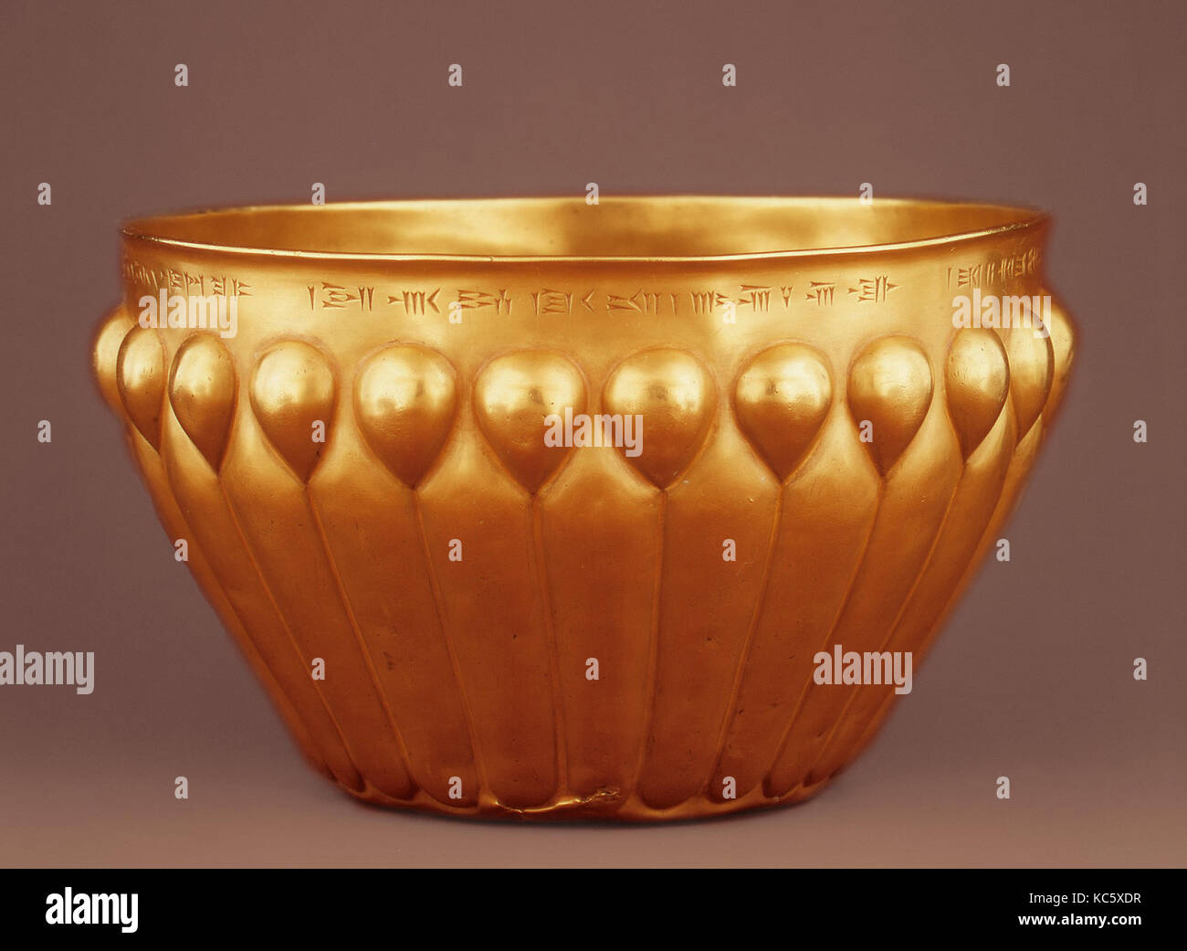 Tazón, acanalados aqueménida, ca. 6ª 5ª siglo A.C., Irán aqueménida, oro, H. 11,1 cm, Metalwork-Vessels-inscrita, en la sexta Foto de stock