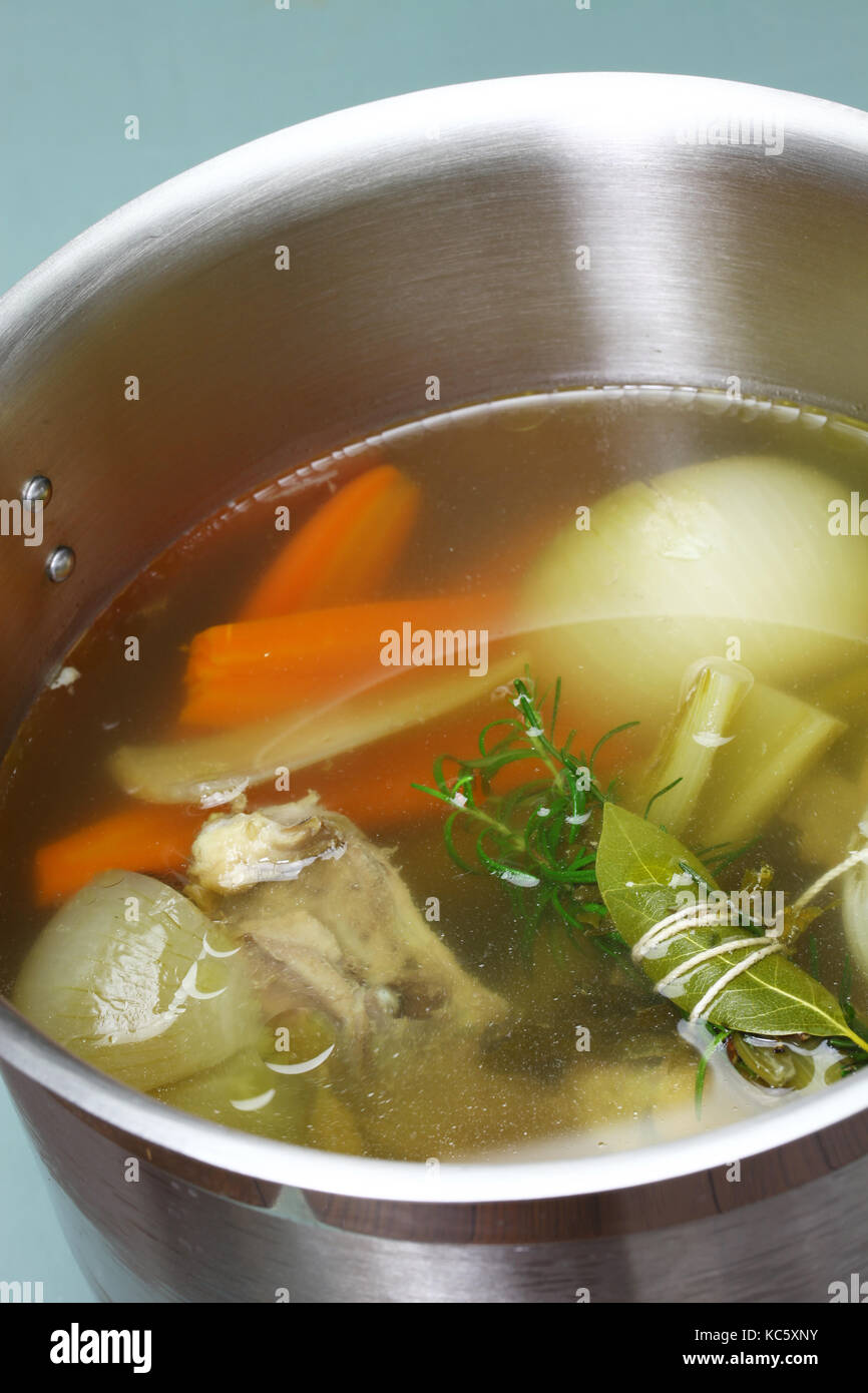 Hacer caldo de pollo (bouillon) en una olla Fotografía de stock Alamy