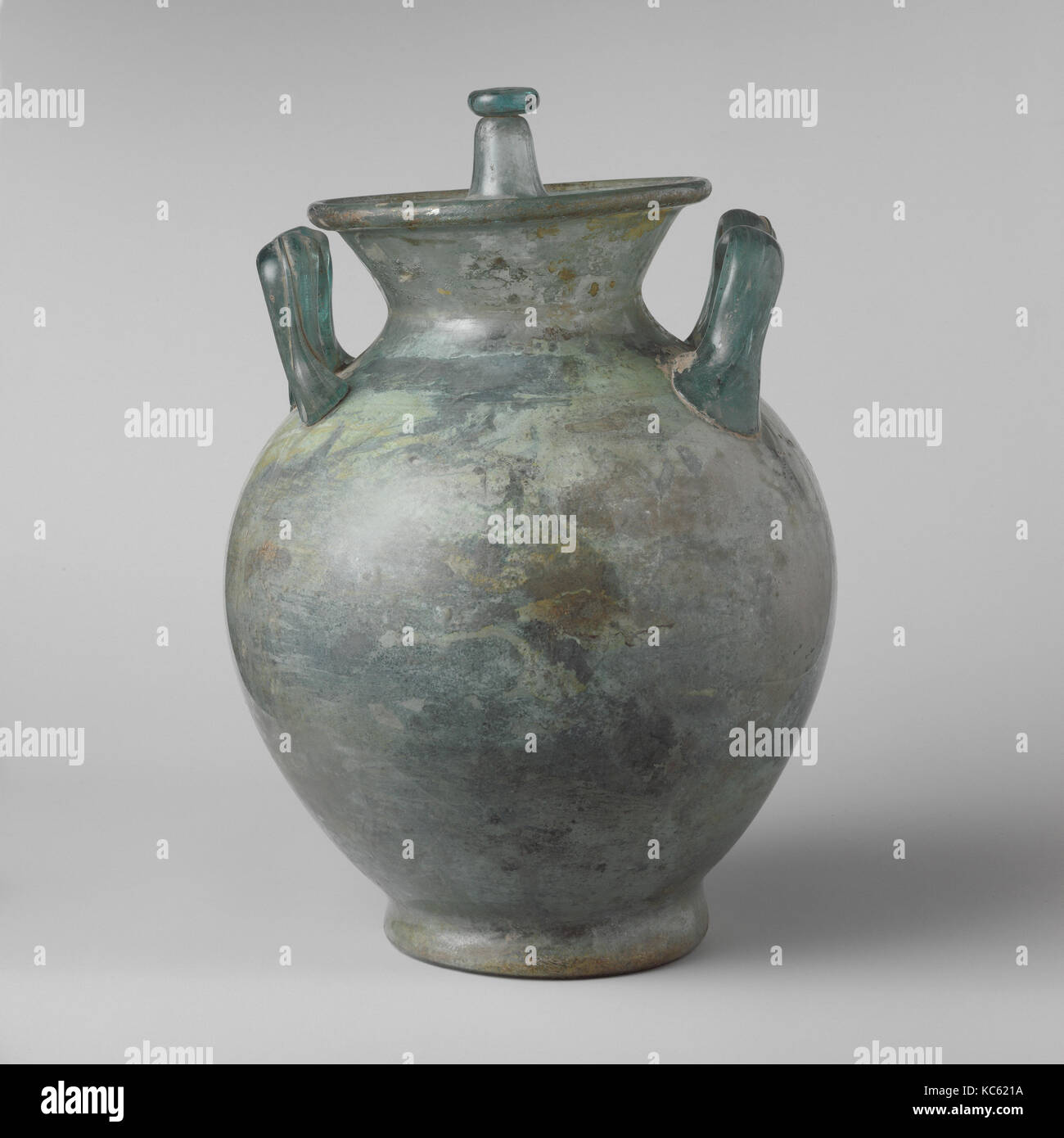 Cinerary urn de vidrio con tapa, 1st-principios del 2do siglo A.D Foto de stock