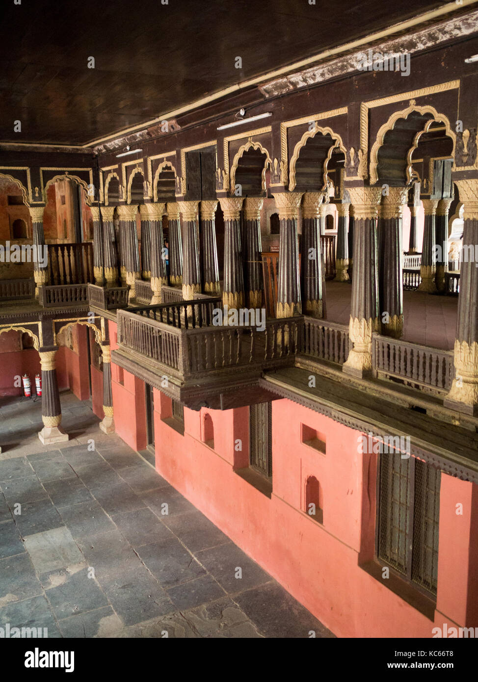 La arquitectura de madera de Tipu sultanes Palacio de Verano, Bangalore Foto de stock