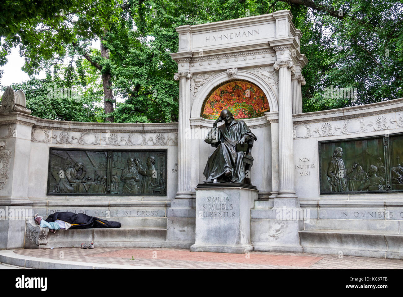 Washington DC,Massachusetts Avenue,Scott Circle,Samuel Hahnemann Monument,homeopatía,sin hogar,durmiendo,DC170527098 Foto de stock