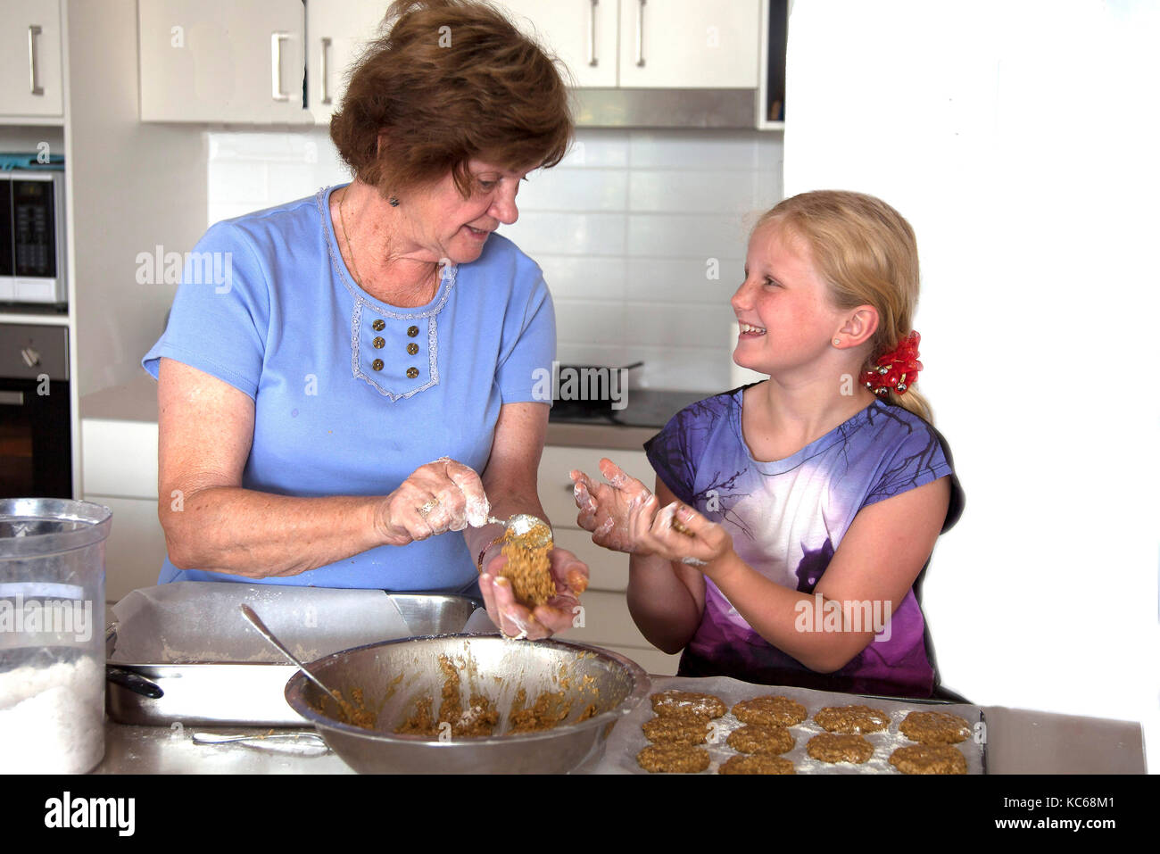 Nieta aprende cocina de la abuela Foto de stock