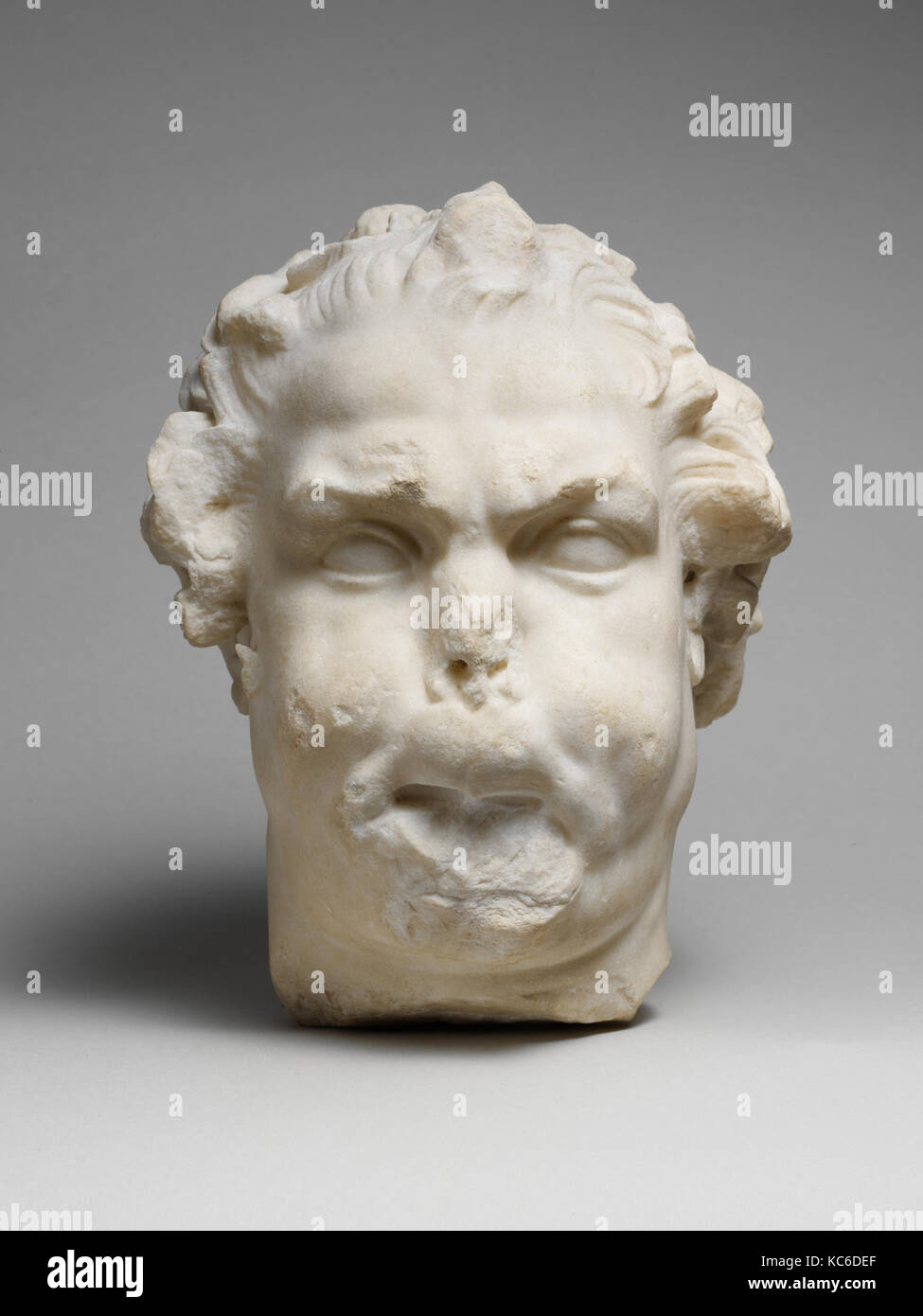 Cabeza de mármol de un sátiro tocando la flauta doble, 1ª siglo A.D Foto de stock