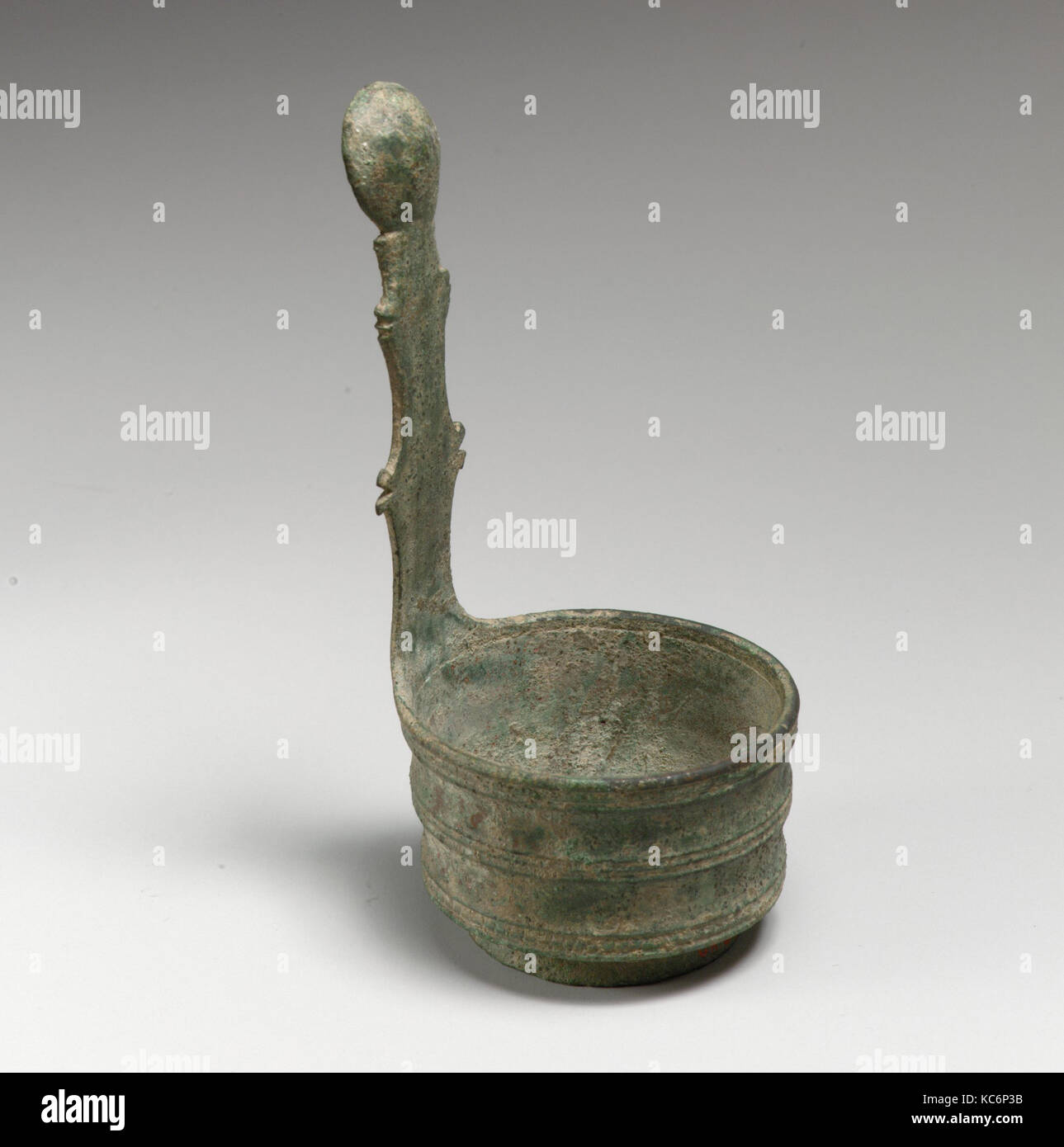 Bronce simpulum (cucharón), finales de 1st-principios del 2do siglo A.D Foto de stock