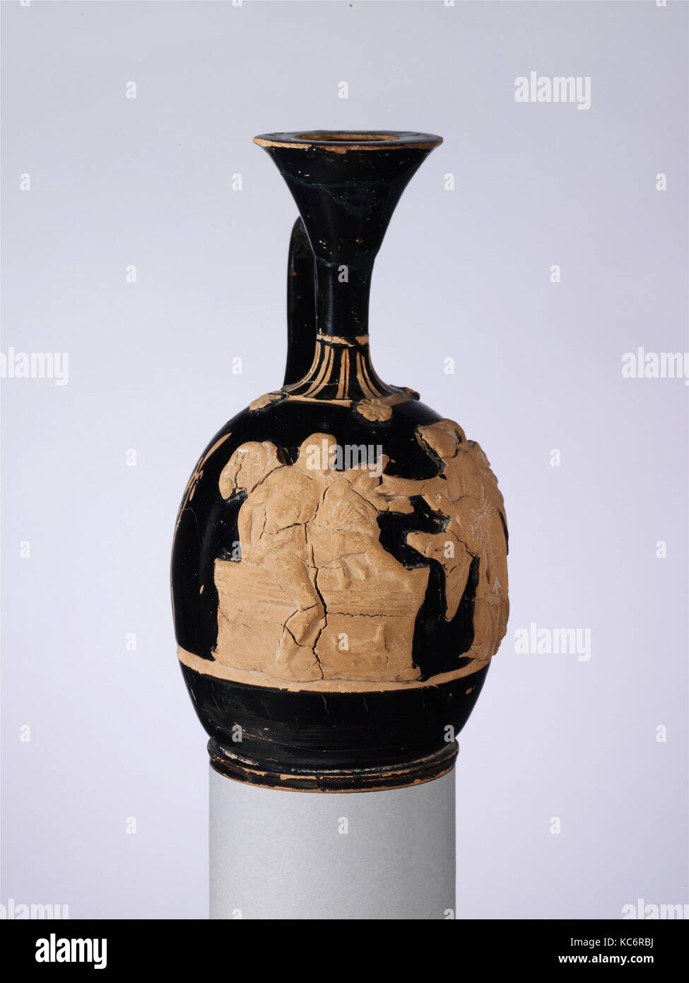 Un lekytos terracota (frasco de aceite), finales de siglo IV A.C. Foto de stock