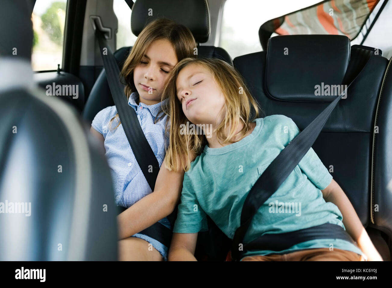 Hermano (6-7) y hermana ( 8-9) dormir en el coche Foto de stock