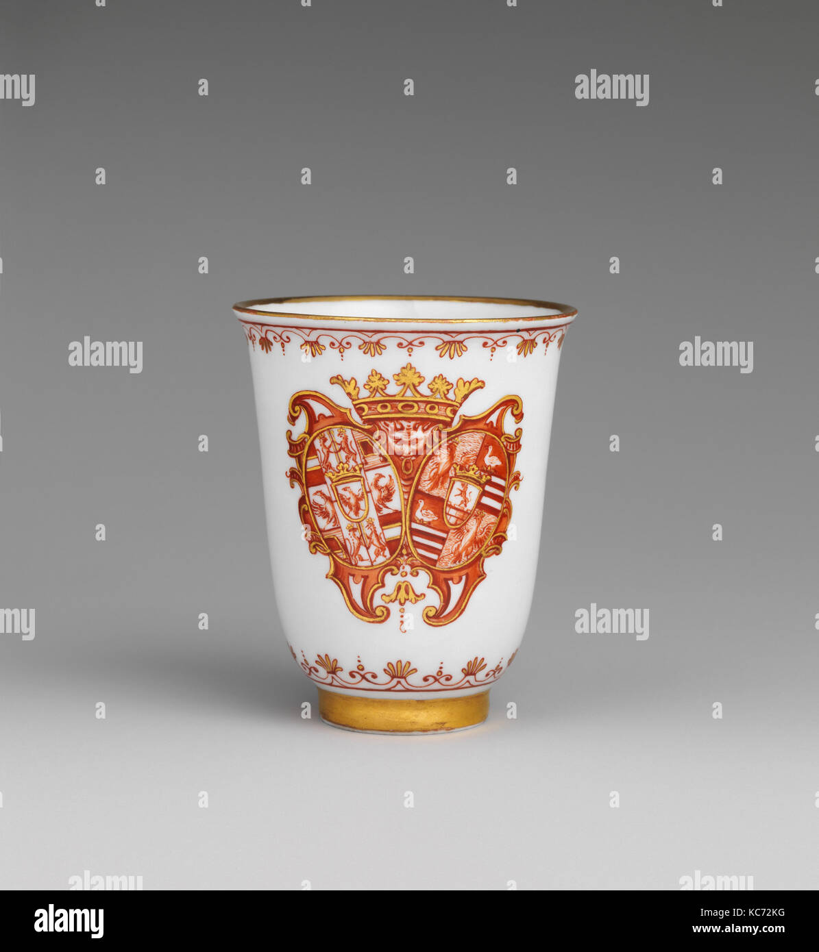 Vaso de precipitados, ca. 1725-28, Austria, Viena, Hard-pegar porcelana, H.  3. (7,6 cm.), Ceramics-Porcelain, el gran número de vasos de precipitado  Fotografía de stock - Alamy