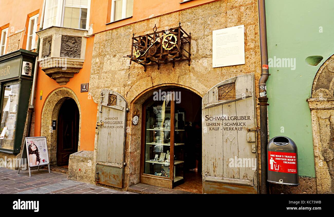 Edificios comerciales en la ciudad vieja de Innsbruck, Tirol, Austria Foto de stock