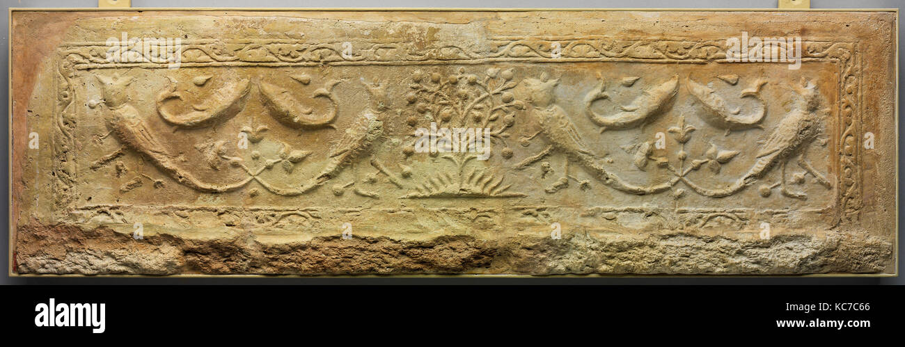 Panel tallado con arpías, peces y árboles, 11th-siglo xii Foto de stock