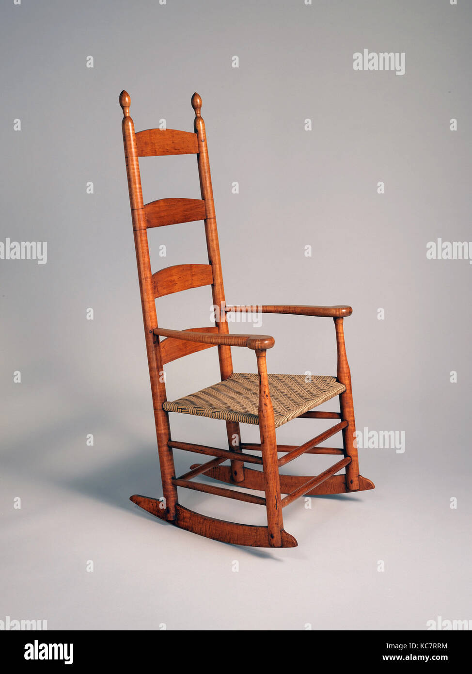 Silla mecedora, 1820-50, americanos, Shaker, arce, abedul, 38 1/4 x 22 5/8  x 28 in. (97,2 x 57,5 x 71,1 cm), Muebles Fotografía de stock - Alamy
