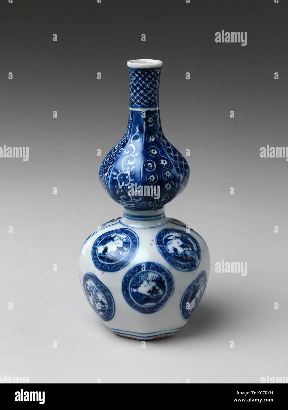 Botella de vino con escenas de paisajes, del período Edo (1615-1868), del siglo XIX, Japón, porcelana pintada con azul cobalto Foto de stock