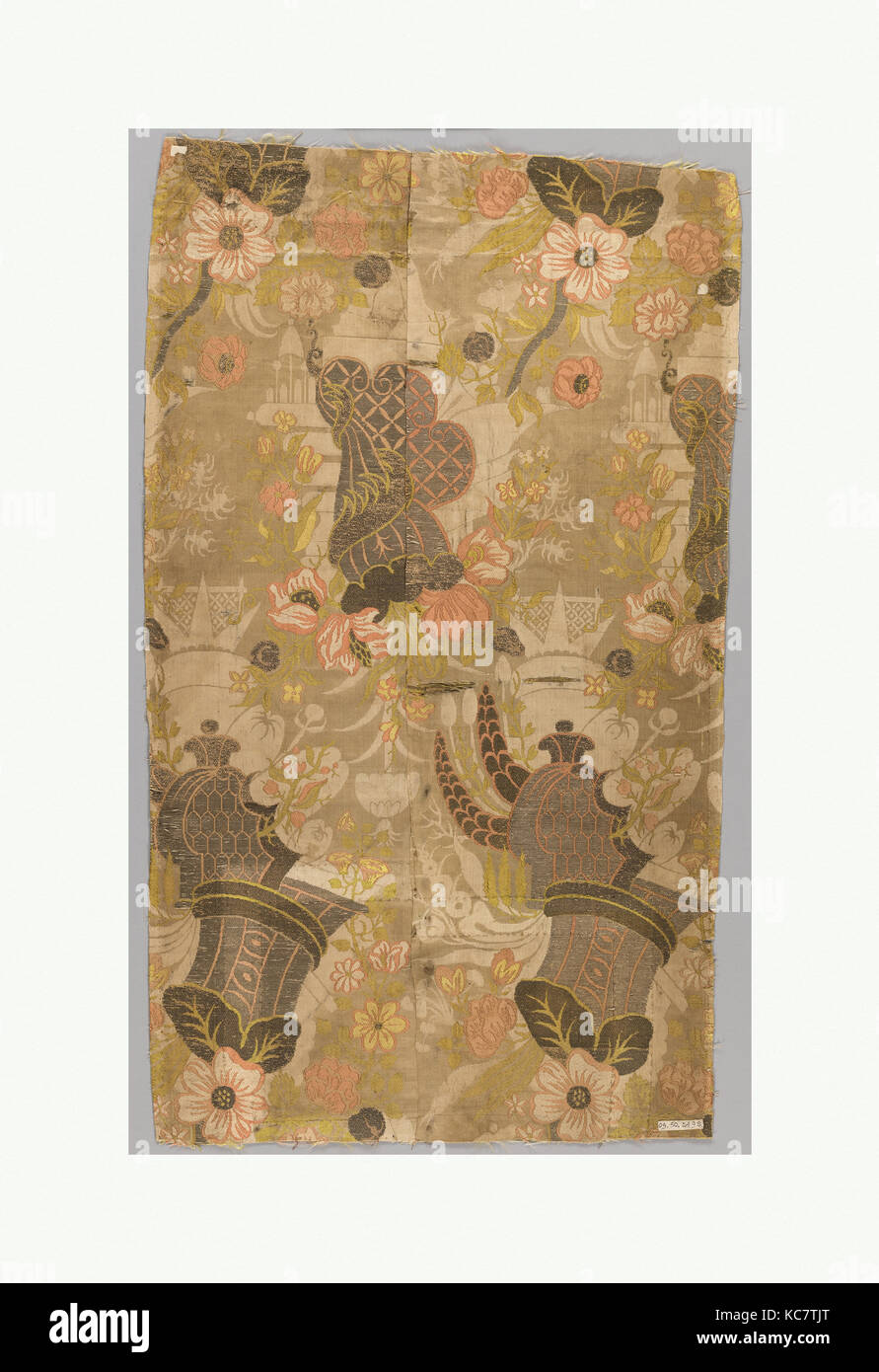 Pieza, 1700-1710, Italiano, Venecia, seda y hilo de metal, en general: 29 1/4 x 17 1/4 pulg. (74,3 x 43,8 cm), Textiles-Woven Foto de stock