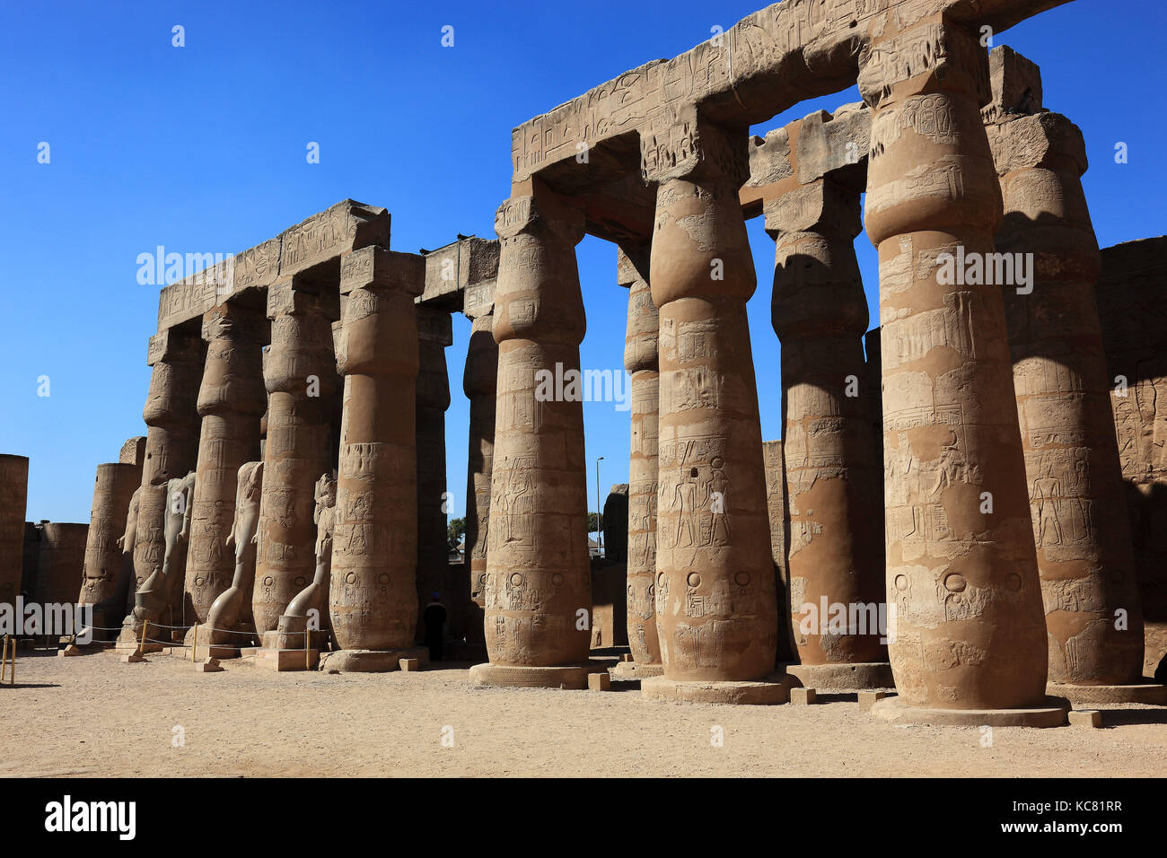El Templo de Luxor, el Colonnade, África, en el alto Egipto, patrimonio de la humanidad por la UNESCO Foto de stock