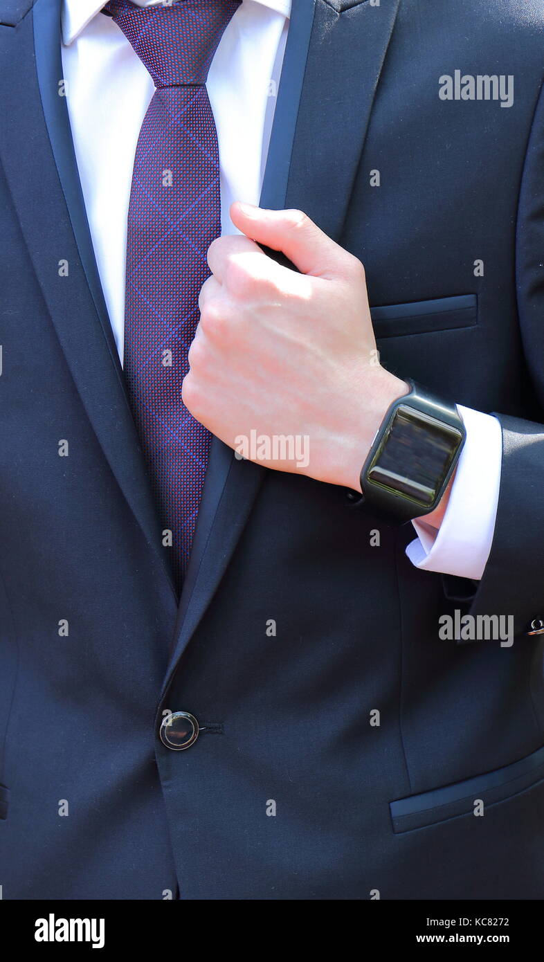 Brote masilla Inocente Cierre la vista frontal de una persona en un traje oscuro, camisa blanca y corbata  morada a Black Watch en formato vertical Fotografía de stock - Alamy