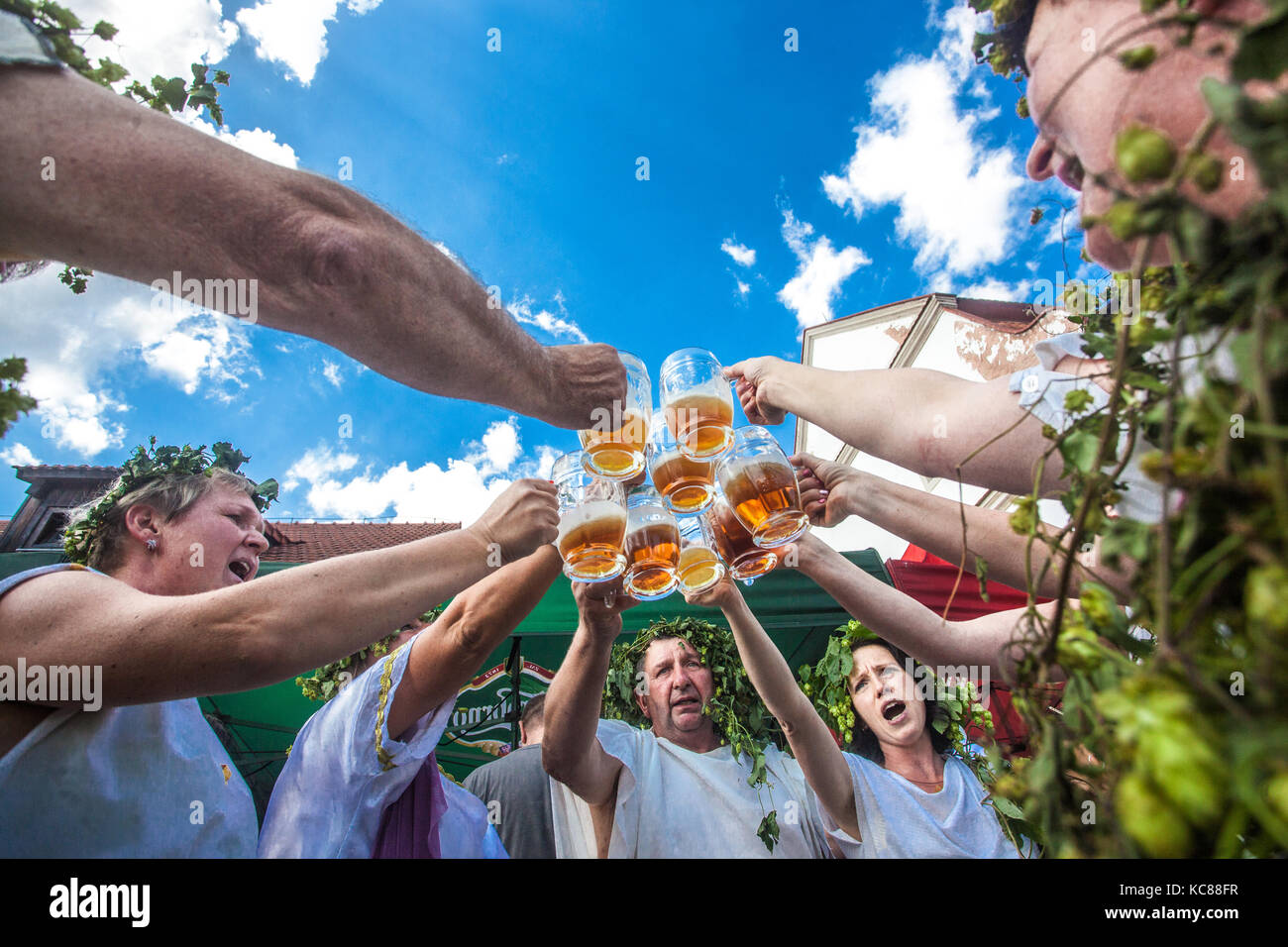 Fiesta de la cerveza checa y celebración de la buena cosecha, los amigos de la República Checa Europa beben disfrutando de cervezas Foto de stock