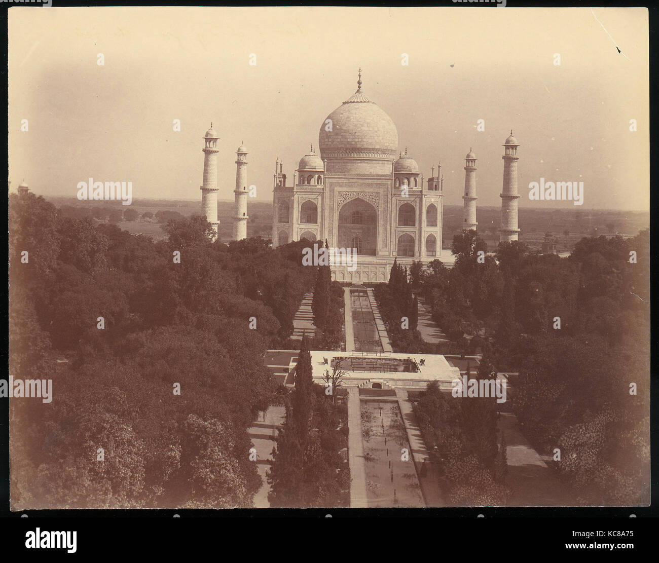 Vista del Taj Mahal desde la puerta, Agra, Desconocido, 1860-1970 Foto de stock