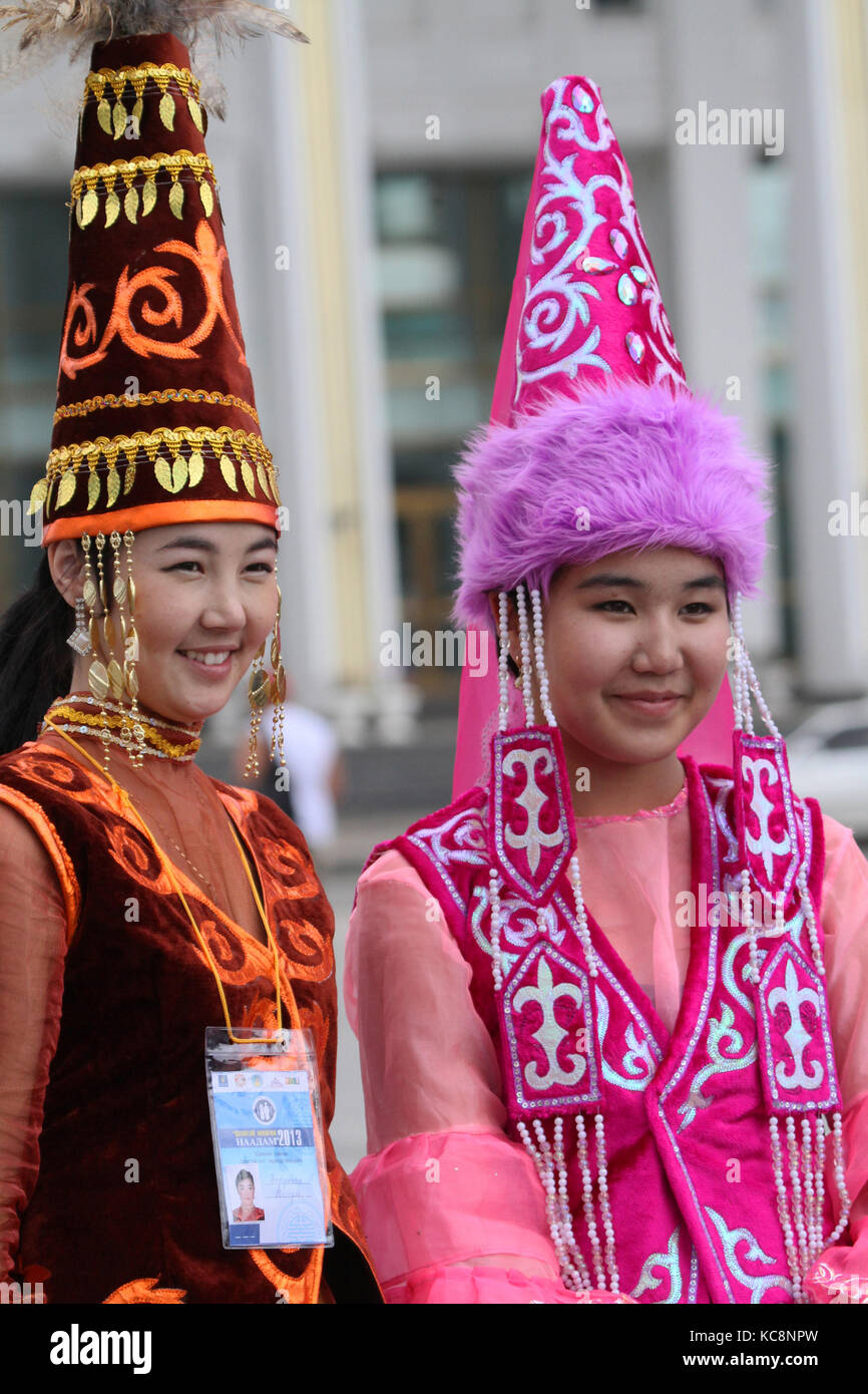 ULAN BATAAR, Mongolia, Julio 20 - la gente en ropa tradicional durante el  Midsummer Festival de Naadam, el 20 de julio de 2013 en Ulan Bataar,  Mongolia. Naadam es Fotografía de stock - Alamy