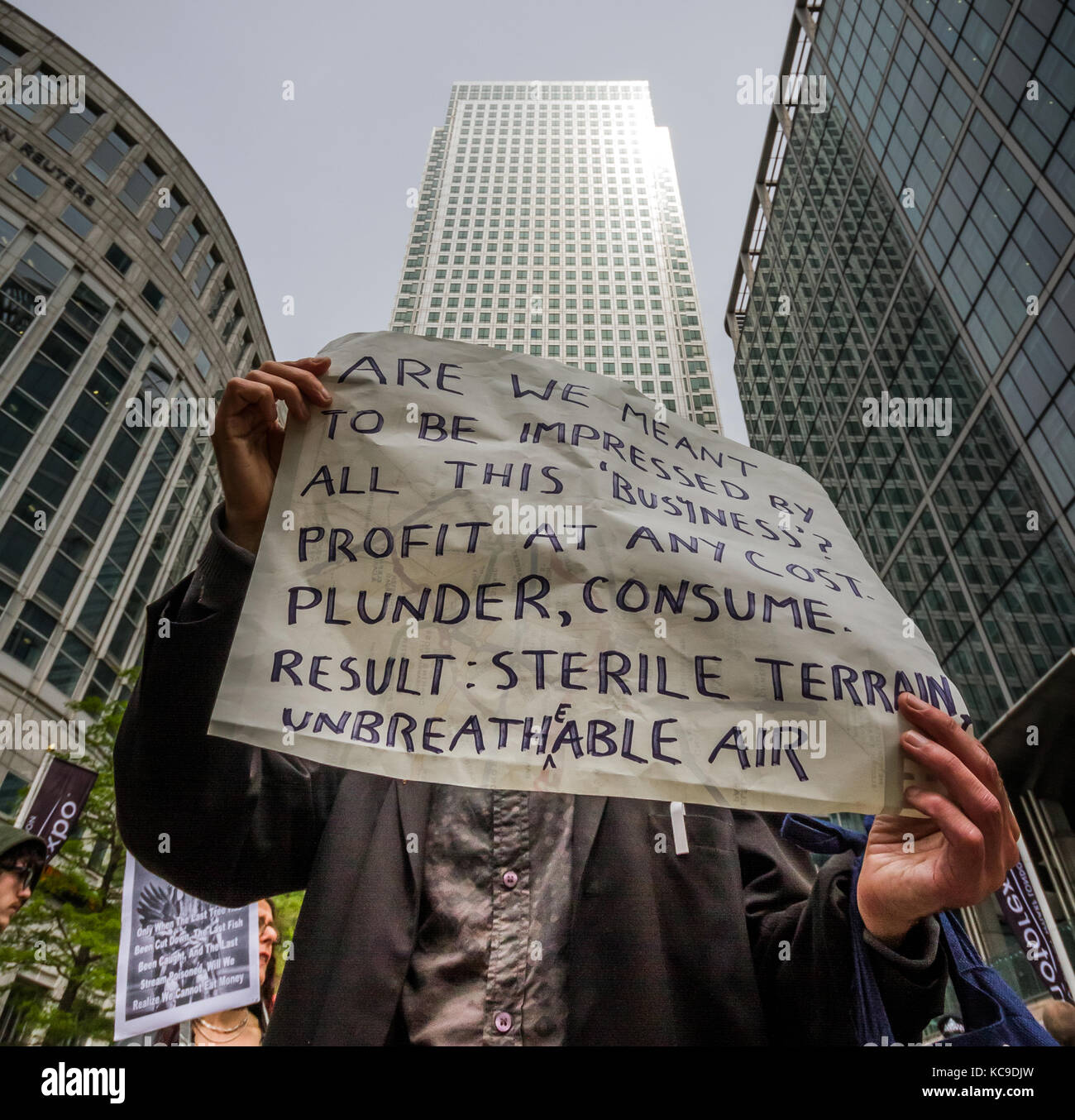 "Ellos nos deben" protesta en Canary Wharf, en el este de Londres ve activistas climáticos unirse anti-capitalistas a ocupar uno de los distritos financieros de las ciudades clave. Foto de stock
