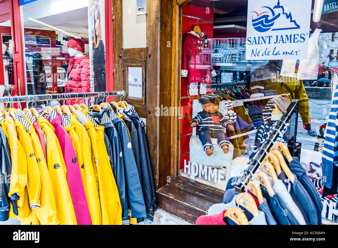 Honfleur (Francia): Tienda con trajes típicos para el mar; Geschäft mit typischen Produkten für Urlaub am Meer Foto de stock