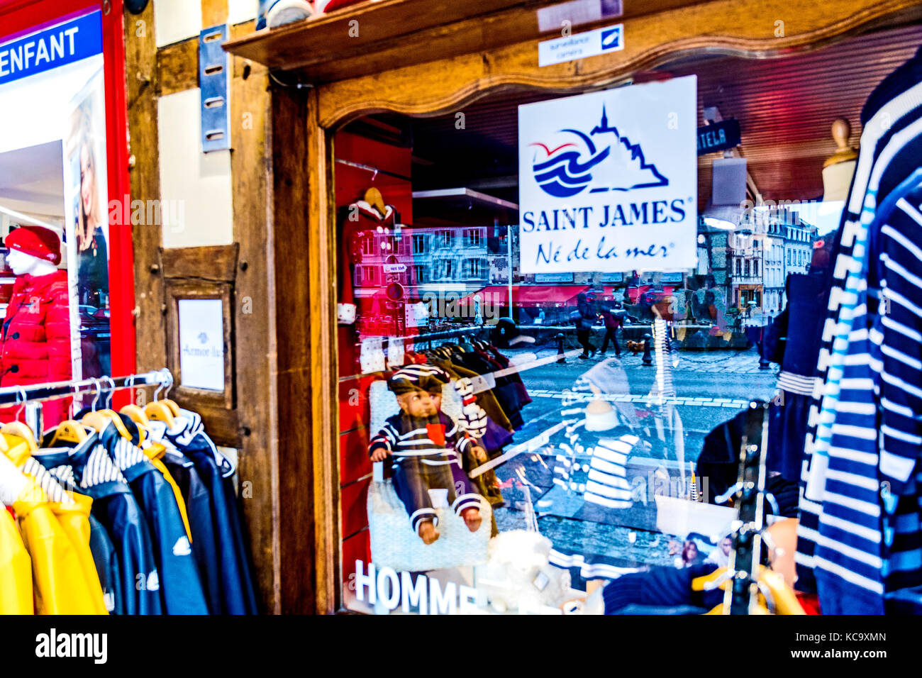 Honfleur (Francia): Tienda con trajes típicos para el mar; Geschäft mit  typischen Produkten für Urlaub am Meer Fotografía de stock - Alamy