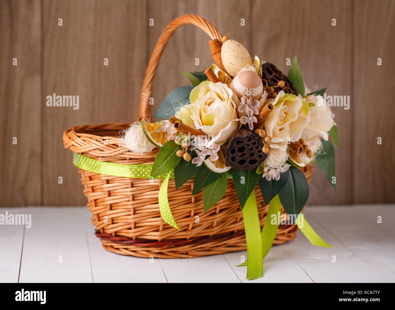 Hermosa canasta está decorado con un arreglo floral Fotografía de stock -  Alamy