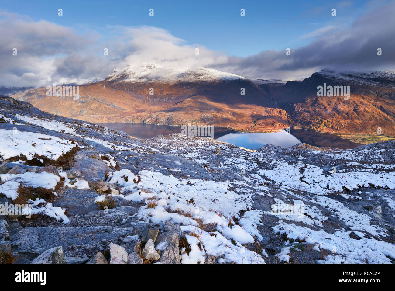 Las cumbres de Slioch y Beinn un Mhuinidh sobre loch Maree en las Highlands escocesas, Escocia, Reino Unido. Foto de stock