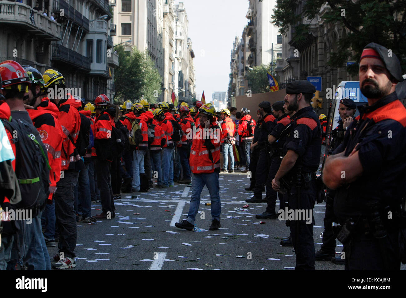 Barcelona, España. 03Rd Oct, 2017. Imágenes de Barcelona durante la huelga general celebrada en todo el estado español de Cataluña hoy (3/10/2017), tras el referéndum extraoficial previamente celebrada el domingo 1/10/2017. El gobierno español ha considerado el referéndum ilegal y contra la constitución de España. Crédito de la foto: Rich Bowen Crédito: Rich Bowen/Alamy Live News Foto de stock