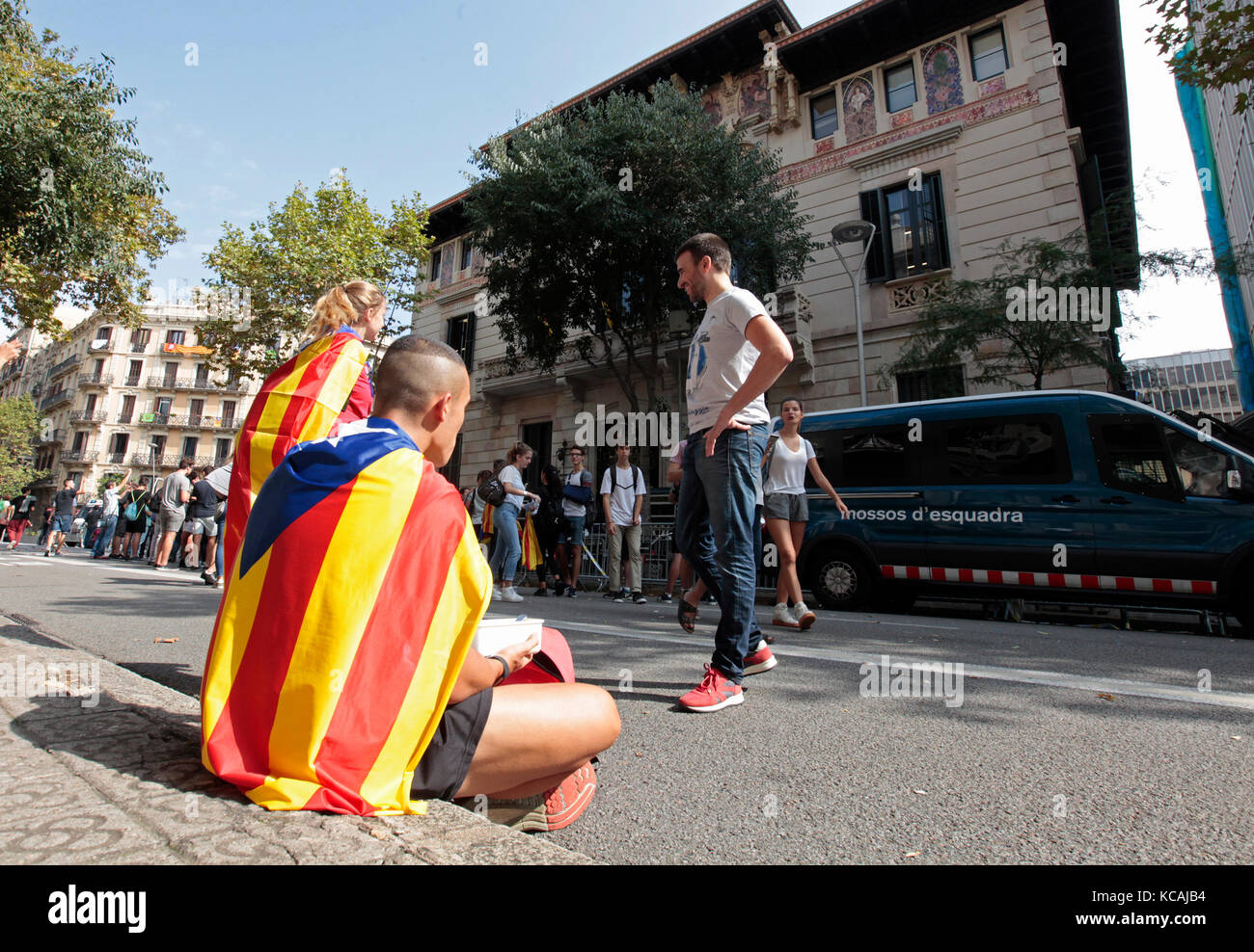 Barcelona, España. 03Rd Oct, 2017. Imágenes de Barcelona durante la huelga general celebrada en todo el estado español de Cataluña hoy (3/10/2017), tras el referéndum extraoficial previamente celebrada el domingo 1/10/2017. El gobierno español ha considerado el referéndum ilegal y contra la constitución de España. Crédito de la foto: Rich Bowen Crédito: Rich Bowen/Alamy Live News Foto de stock