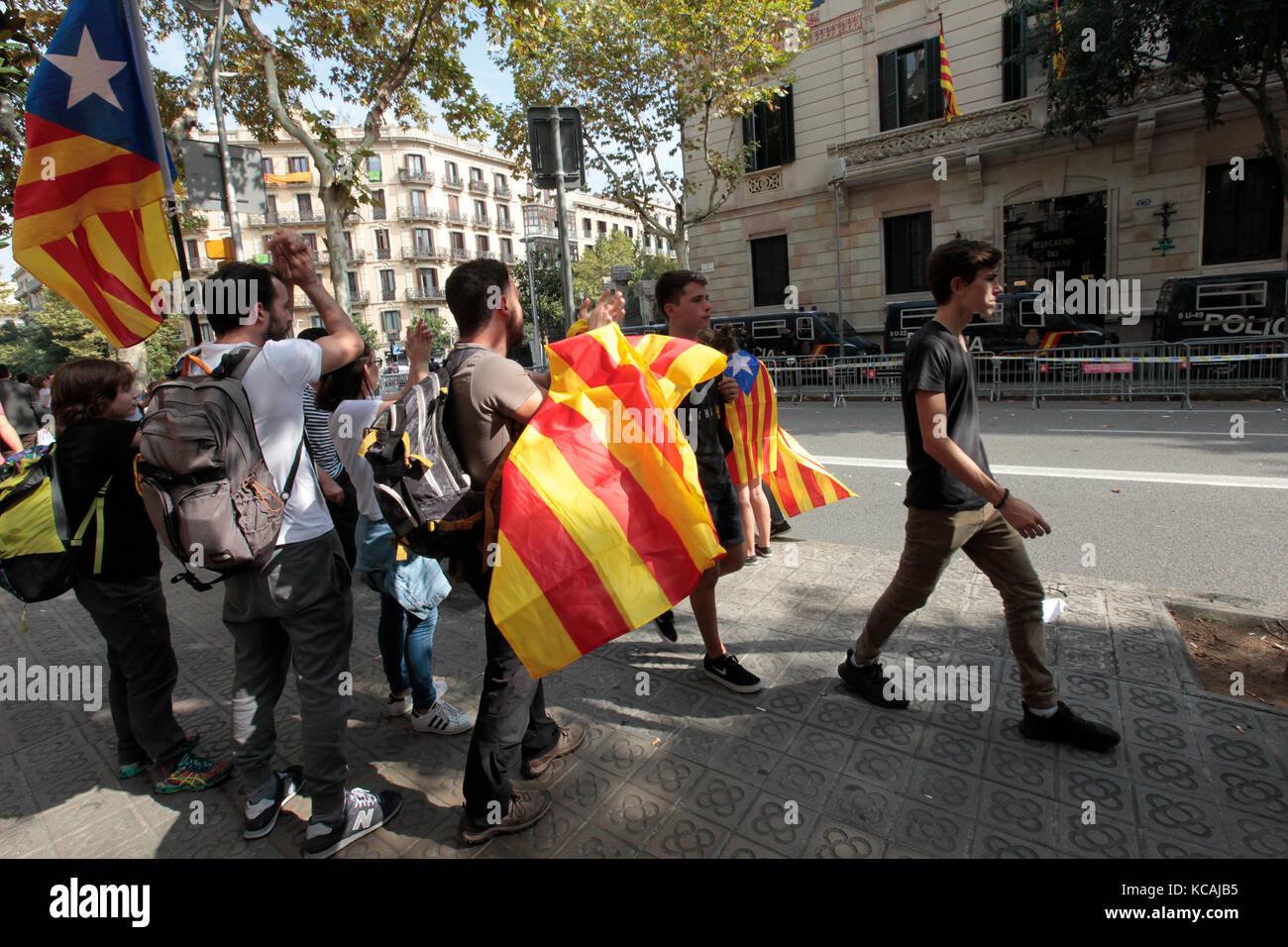 Barcelona, España. 03Rd Oct, 2017. Imágenes de Barcelona durante la huelga general celebrada en todo el estado español de Cataluña hoy (3/10/2017), tras el referéndum extraoficial previamente celebrada el domingo 1/10/2017. El gobierno español ha considerado el referéndum ilegal y contra la constitución de España. Crédito de la foto: Rich Bowen Crédito: Rich Bowen/Alamy Live News Foto de stock