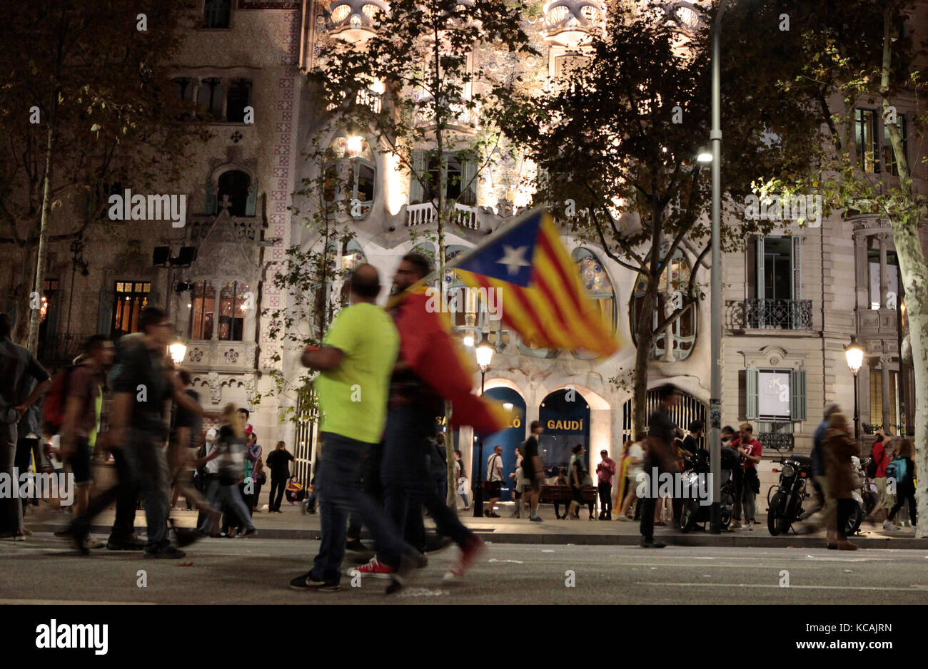 Barcelona, España. 03Rd Oct, 2017. Imágenes de Barcelona durante la huelga general celebrada en todo el estado español de Cataluña hoy (3/10/2017), tras el referéndum extraoficial previamente celebrada el domingo 1/10/2017. El gobierno español ha considerado el referéndum ilegal y contra la constitución de España. Crédito de la foto: Rich Bowen Crédito: Rich Bowen/Alamy Live News Foto de stock