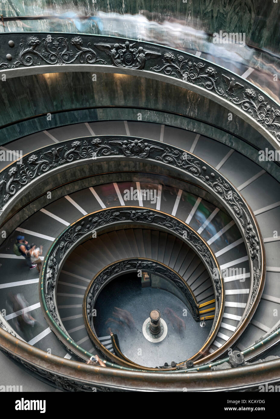 La escalera de Bramante, una escalera en espiral de doble hélice en el Museo del Vaticano en Roma. Foto de stock