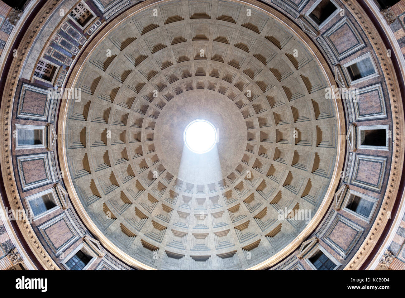 Transmisión de la luz solar a través de la abertura en la cúpula del Panteón en Roma. Foto de stock