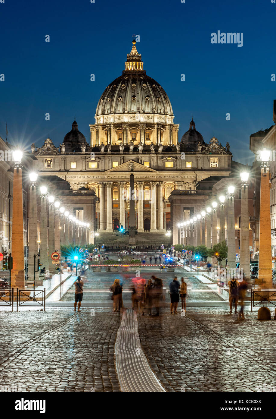 Ver atardecer a lo largo de la Via della Consiliazione hacia la Basílica de San Pedro en la Ciudad del Vaticano en Roma. Foto de stock