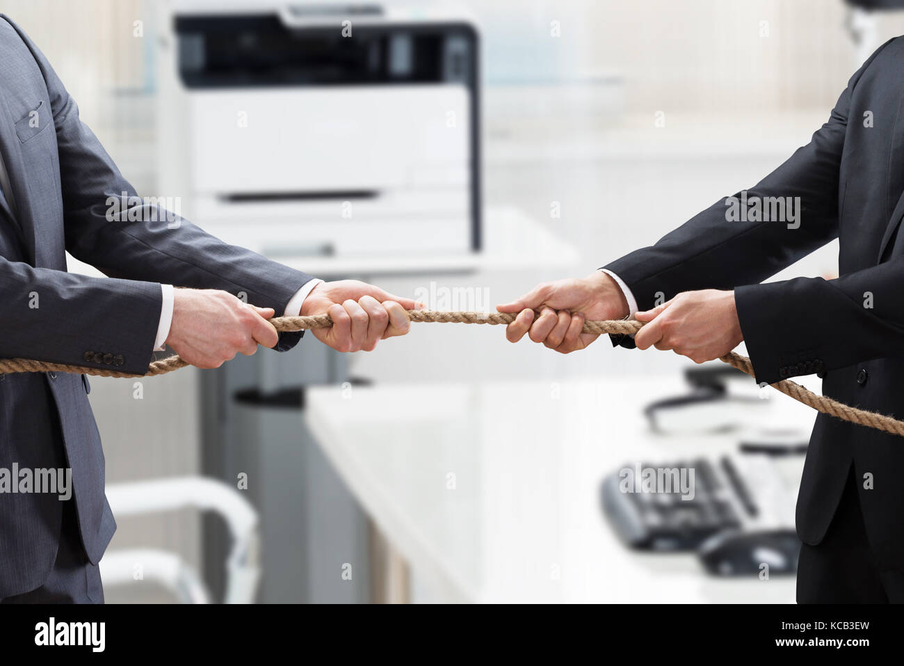 Cerca de una de las dos empresarios jugando mano Tug Of War en Office Foto de stock