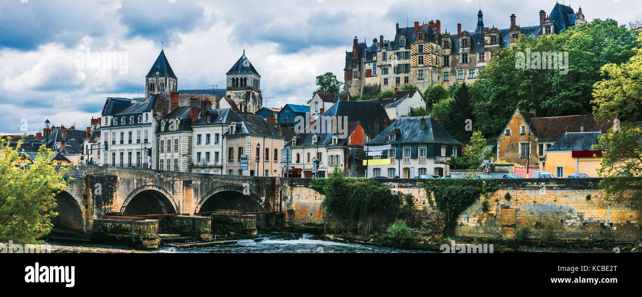 Impresionante saint-Aignan antigua aldea,ver con puente y castillo, Valle del Loira, Francia. Foto de stock