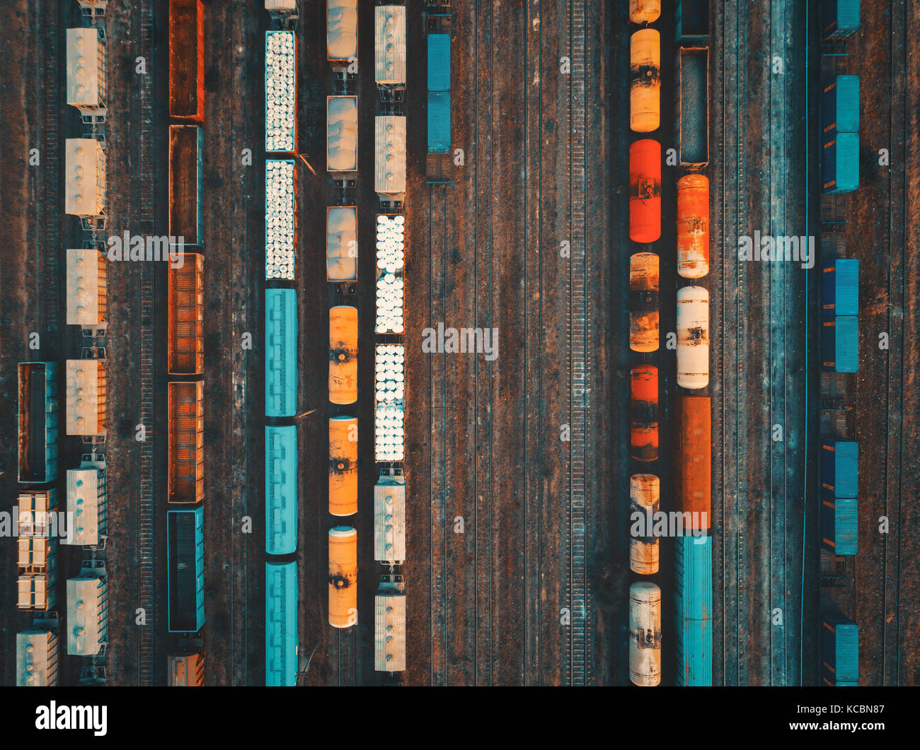 Vista aérea de coloridos trenes de mercancías en la estación de trenes de carga cerca. carretas con mercancías por ferrocarril concepto industrial de la industria pesada. Foto de stock