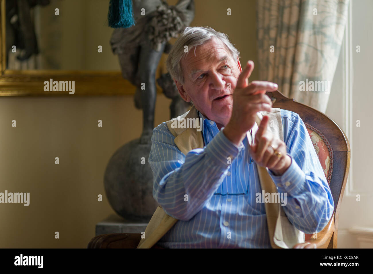 Escritor vino Hugh Johnson en su hogar en Londres, Gran Bretaña Foto de stock