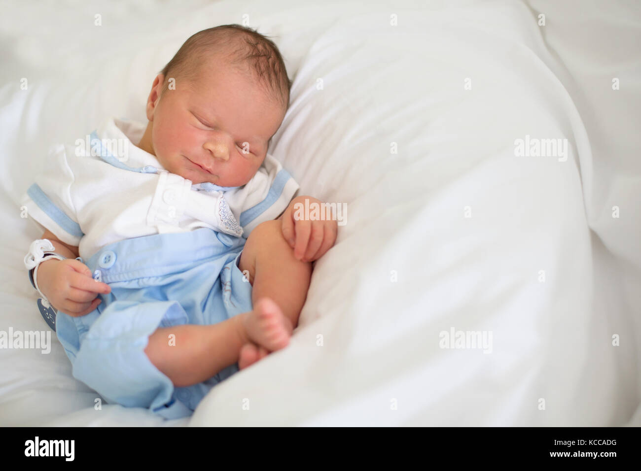 Hermoso Bebe Varon Recien Nacido En El Pesebre Sentando En El Hospital Prenatal Fotografia De Stock Alamy