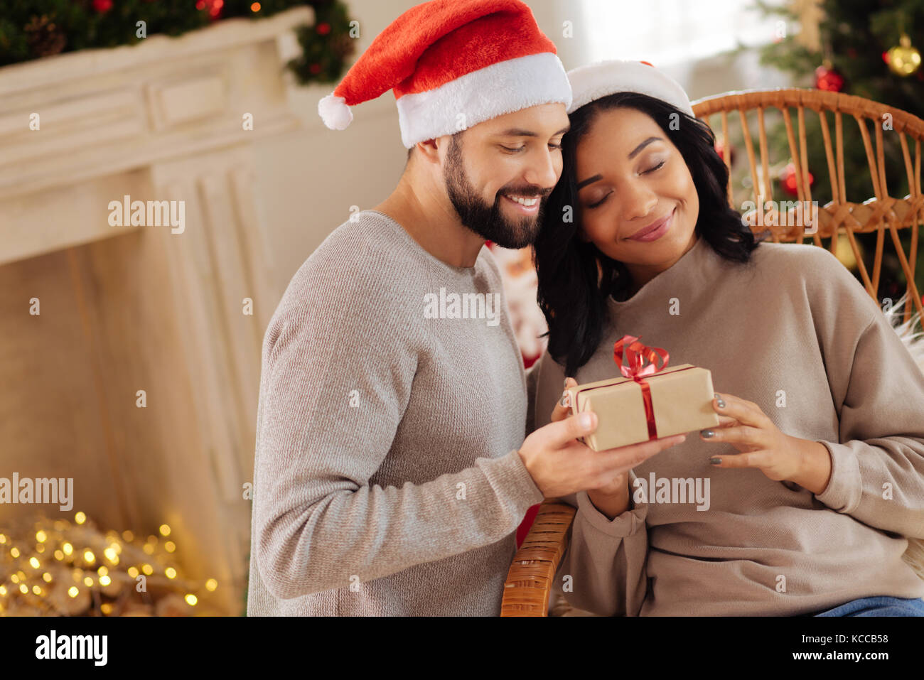 Marido Y Esposa Que Intercambian Los Regalos De La Navidad Imagen de  archivo - Imagen de tenencia, alrededor: 7760251