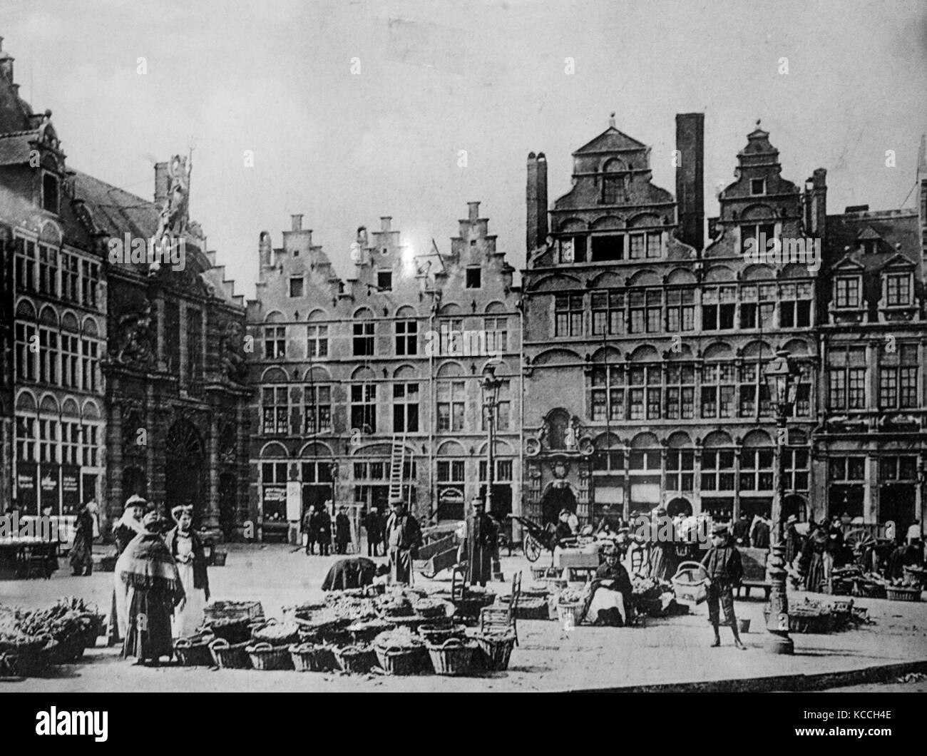 Fotografía en blanco y negro del siglo 19th de Sint-Veerleplein Place junto al Castillo Gravensteen Gante Bélgica Foto de stock